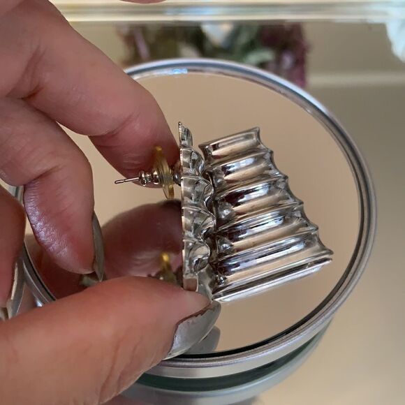 Vtg haystack shaped silver post earrings - Picture 5 of 5